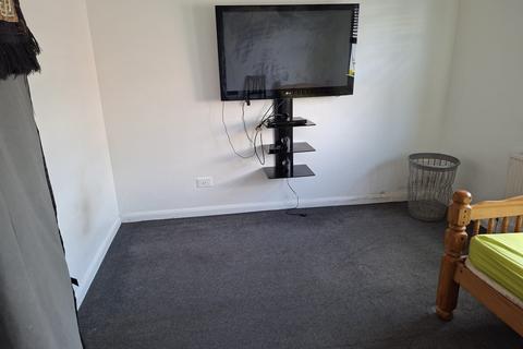 1 bedroom in a flat share to rent, Norfolk Avenue, Slough SL1