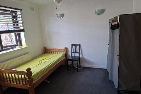 1 bedroom in a flat share to rent, Norfolk Avenue, Slough SL1