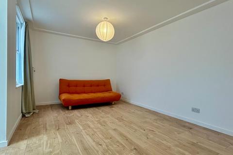 Studio to rent, Buxton Road, Brighton