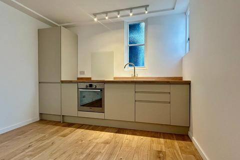 Studio to rent, Buxton Road, Brighton