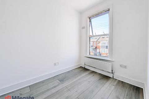 2 bedroom flat to rent, Windsor Road, Ilford IG1