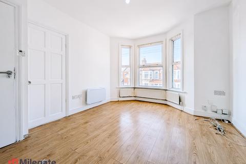 2 bedroom flat to rent, Windsor Road, Ilford IG1