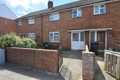 4 bedroom terraced house to rent, Bath Road, Hampshire PO4