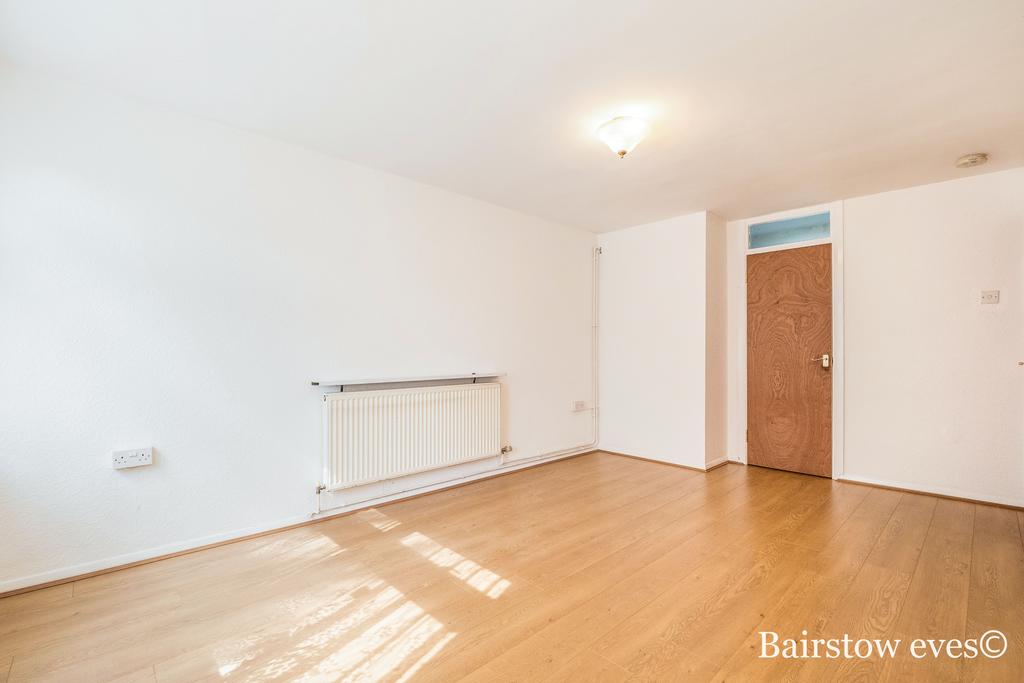 Apartment in Ilford - View 4