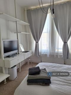 2 bedroom flat to rent, Campden, London, CR2