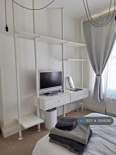 2 bedroom flat to rent, Campden, London, CR2