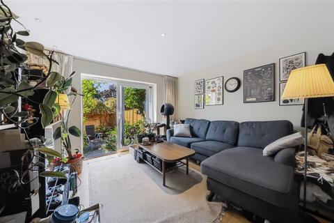 2 bedroom mews for sale, Linnet Mews, SW12