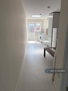 Studio to rent, Manford Way, Chigwell, IG7
