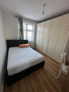 3 bedroom terraced house to rent, Inglehurst Gardens, IG4