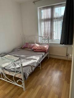 3 bedroom terraced house to rent, Inglehurst Gardens, IG4