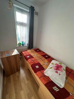3 bedroom terraced house to rent, Inglehurst Gardens, IG4
