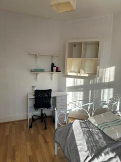 3 bedroom terraced house to rent, Inglehurst Gardens, IG4