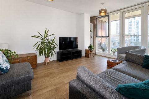 3 bedroom flat for sale, Coalmakers Wharf, London, E14