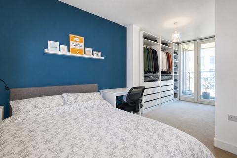 3 bedroom flat for sale, Coalmakers Wharf, London, E14