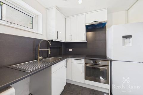 2 bedroom apartment to rent, Clarendon Road, Manchester M30