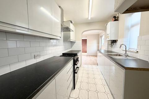 3 bedroom end of terrace house to rent, Dane Road, Ashford TW15