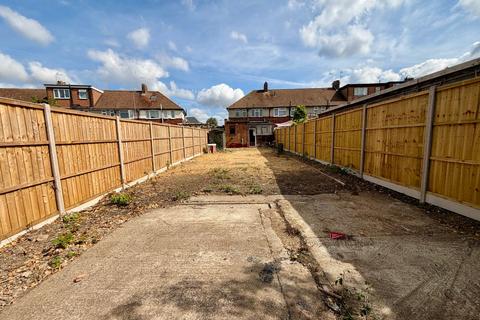3 bedroom end of terrace house to rent, Dane Road, Ashford TW15