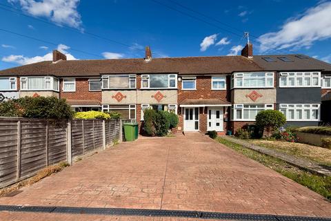 3 bedroom terraced house to rent, Hogarth Avenue, Ashford TW15