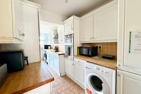 3 bedroom terraced house to rent, Hogarth Avenue, Ashford TW15