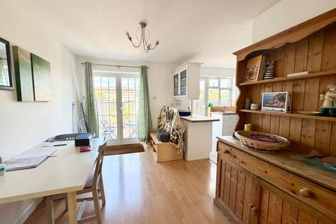 3 bedroom terraced house to rent, Hogarth Avenue, Ashford TW15