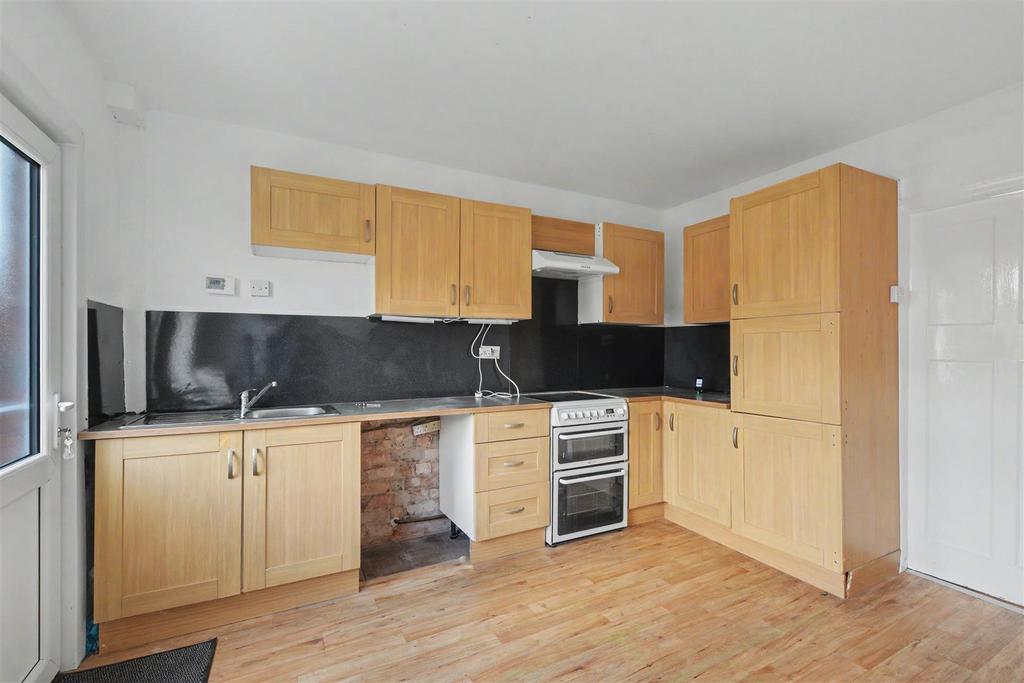 House in Nottingham, Royal Estate, Beeston - More