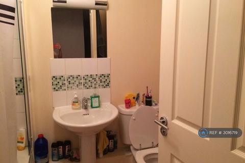 2 bedroom flat to rent, Bentinck Road, West Drayton, UB7
