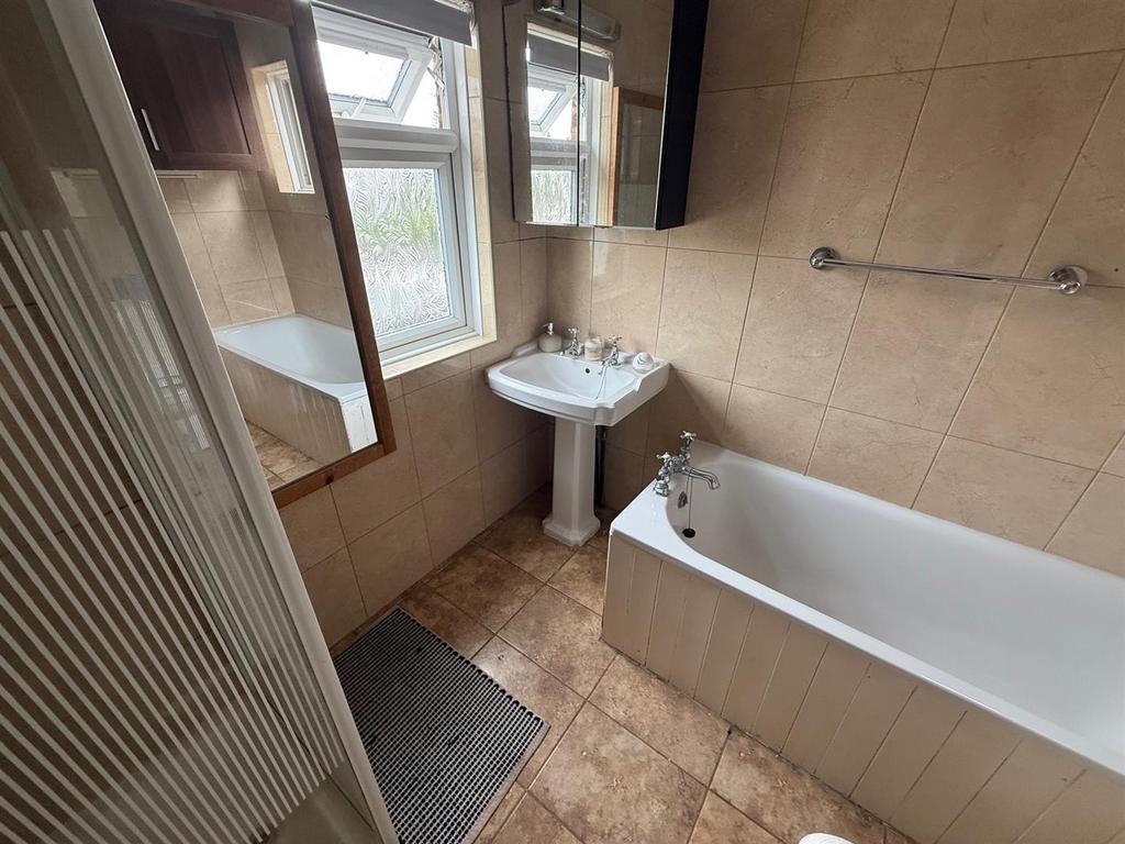 House in WEMBLEY - View 4