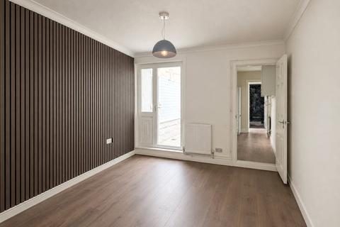 3 bedroom end of terrace house to rent, Bridge Street South, Smethwick, West Midlands, B66