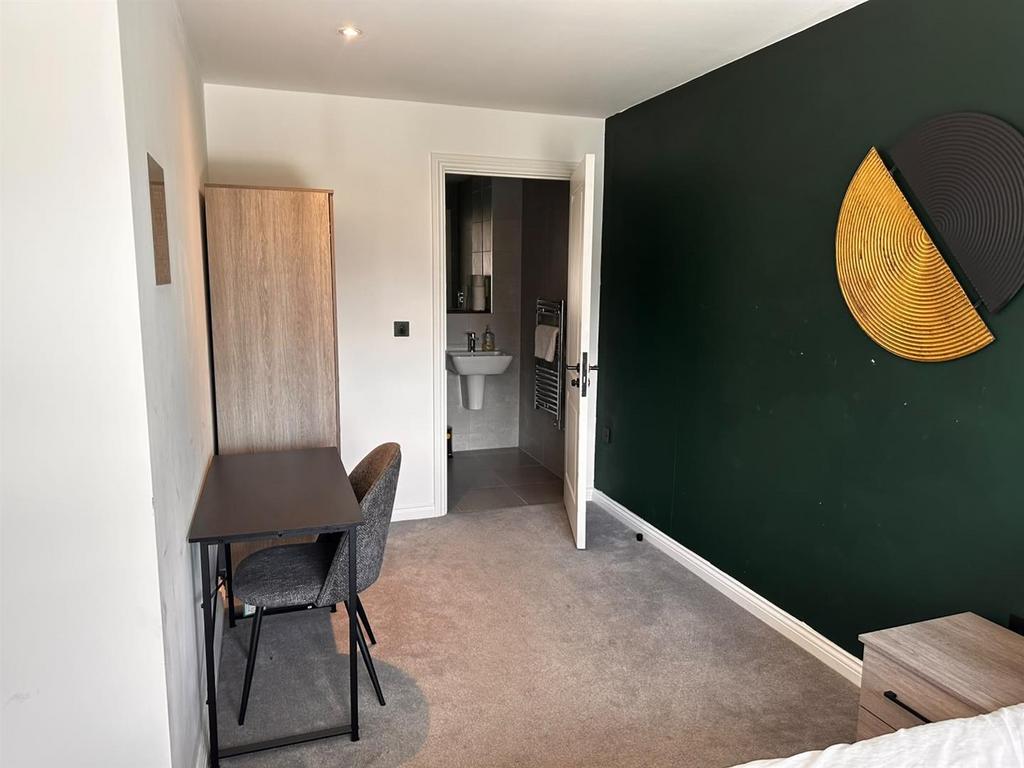 Apartment in Leeds, Holbeck - View 4