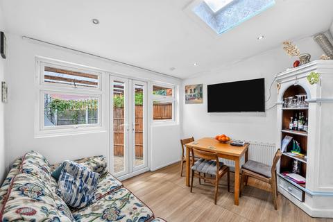 3 bedroom end of terrace house for sale, Chester Gardens, Morden