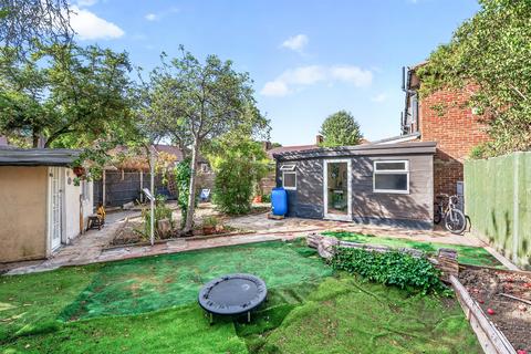 3 bedroom end of terrace house for sale, Chester Gardens, Morden