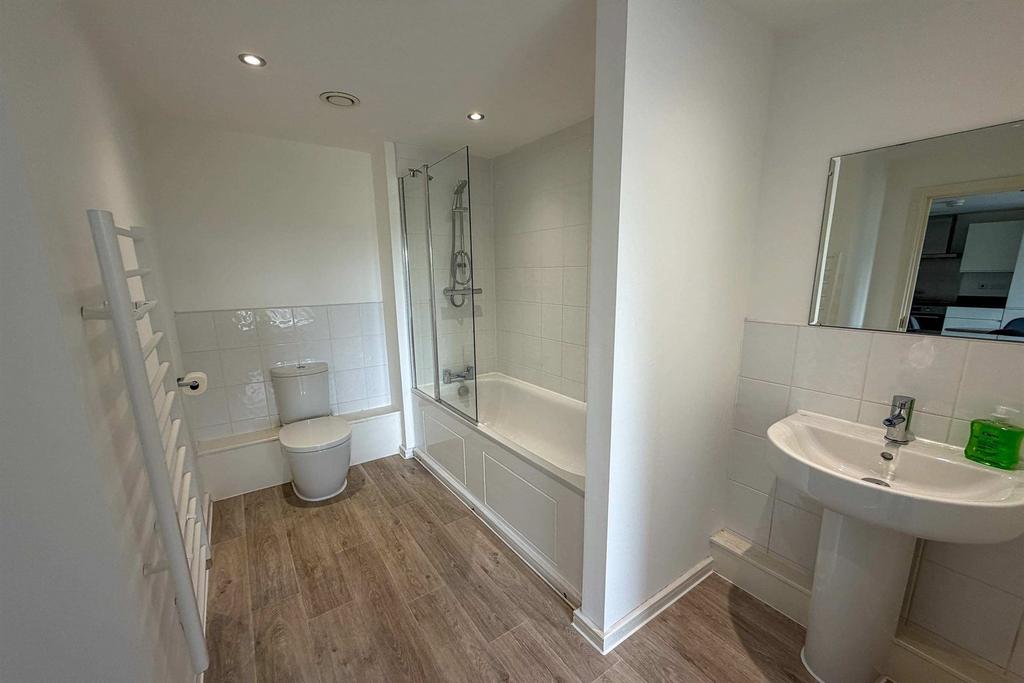 Apartment in Salford, Greater Manchester - View 3