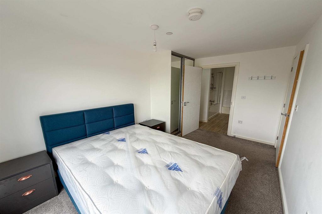 Apartment in Salford, Greater Manchester - View 5