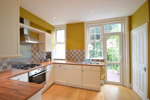 2 bedroom terraced house to rent, High Street, Billingshurst, RH14