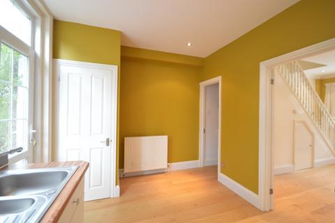 2 bedroom terraced house to rent, High Street, Billingshurst, RH14