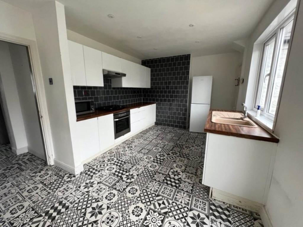 House in Tremorfa - More