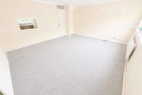 3 bedroom end of terrace house to rent, Dresden Close, Corby NN18