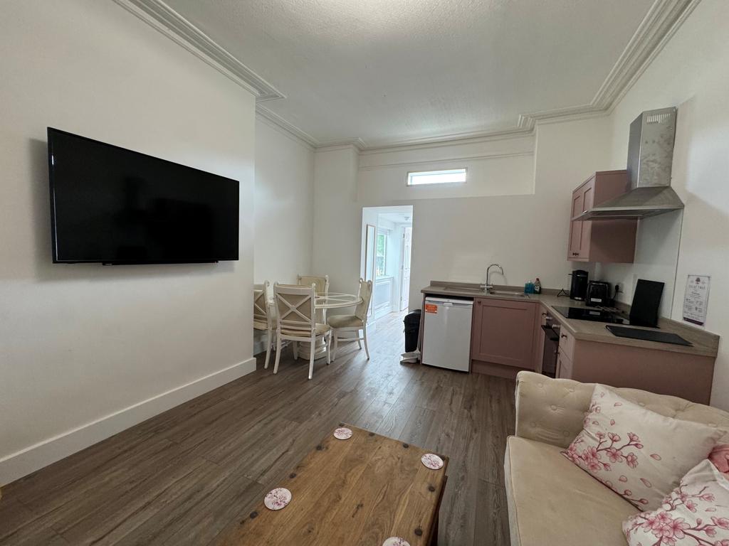 Apartment in Bournemouth, Boscombe - View 4
