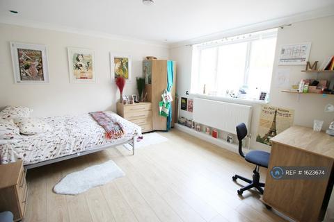 1 bedroom in a flat share to rent, Camden Road, London, NW1