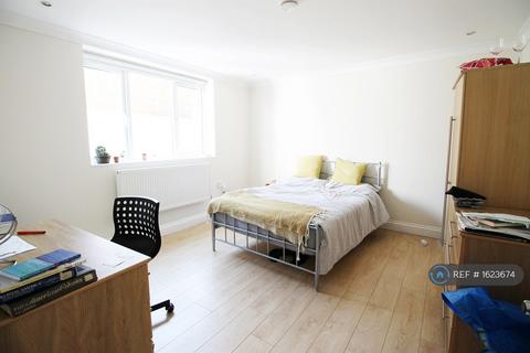1 bedroom in a flat share to rent, Camden Road, London, NW1