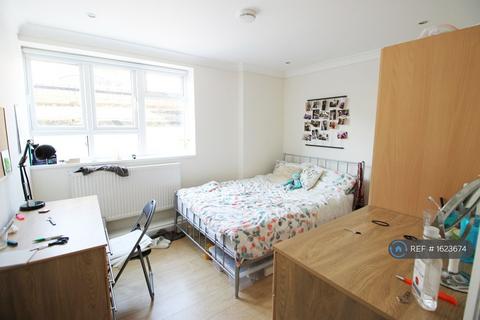 1 bedroom in a flat share to rent, Camden Road, London, NW1