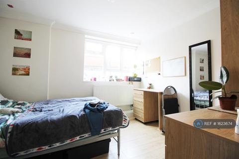 1 bedroom in a flat share to rent, Camden Road, London, NW1