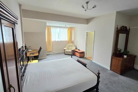 2 bedroom house to rent, Beresford Road, Manchester M13