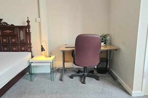 2 bedroom house to rent, Beresford Road, Manchester M13