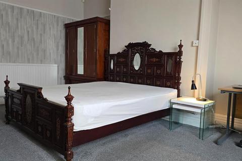 2 bedroom house to rent, Beresford Road, Manchester M13