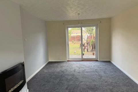 3 bedroom semi-detached house to rent, 3 Bed Semi – Detached House – Bunting Close, Ilkeston, Derbyshire, DE7 4JE. £1100 PCM
