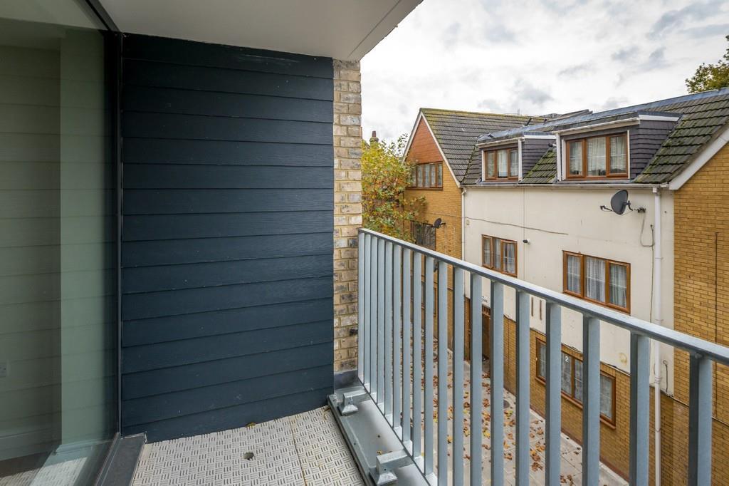Apartment in Ilford - More