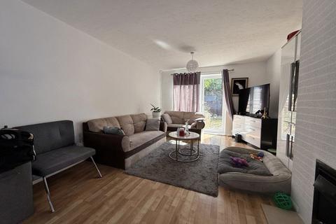 3 bedroom terraced house to rent, 8 Wells Green