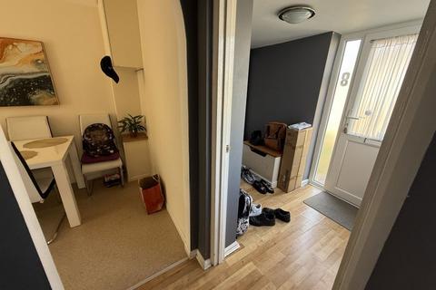 3 bedroom terraced house to rent, 8 Wells Green