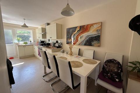 3 bedroom terraced house to rent, 8 Wells Green